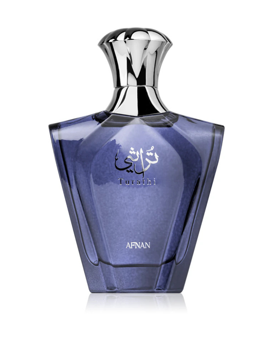 Dettaglio del flacone in vetro blu del profumo Afnan Turathi Homme Blue, con calligrafia araba in argento e tappo lavorato