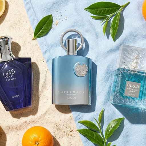 Turathi Blue, Supremacy in Heaven, Khamrah Waha) su sabbia chiara o telo azzurro, con agrumi freschi e foglie di tè verde come props