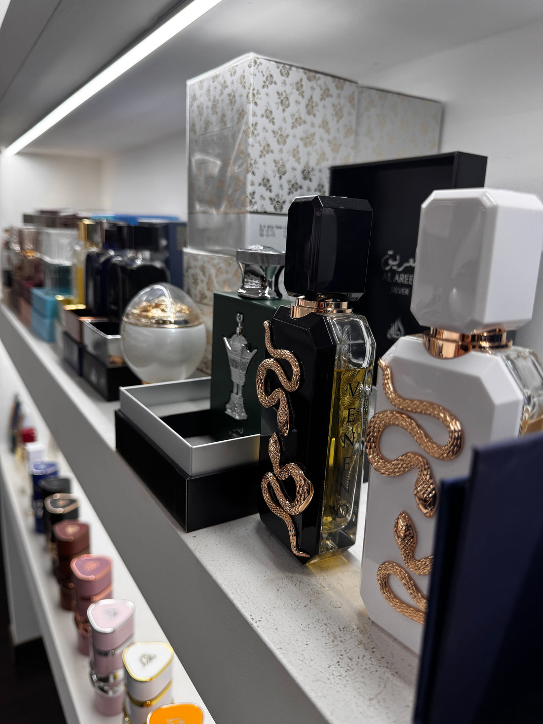 Confronto tra profumo arabo originale e falso: verifica del batch code sul fondo del flacone Lattafa