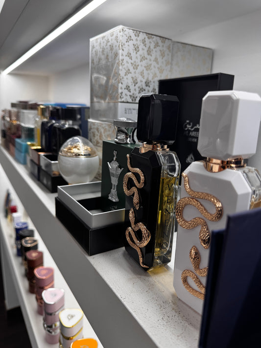 Confronto tra profumo arabo originale e falso: verifica del batch code sul fondo del flacone Lattafa