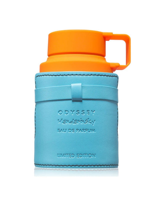 Flacone Armaf Odyssey Mandarin Sky Limited Edition fasciato in pelle azzurra con scritte in rilievo e tappo arancione