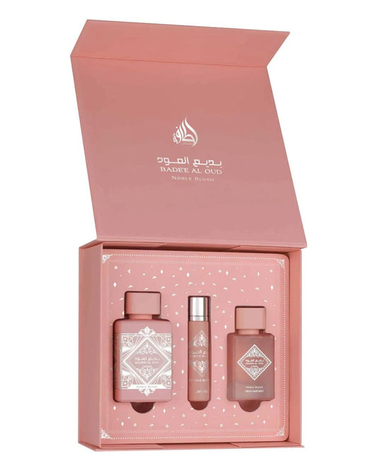Cofanetto Lattafa Bade'e Al Oud Noble Blush aperto con eau de parfum 100 ml, travel spray 12 ml e profumo per capelli 50 ml