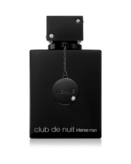 Dettaglio del flacone nero opaco del profumo da uomo Armaf Club de Nuit Intense Man, arricchito dal caratteristico pendente circolare incastonato di strass.