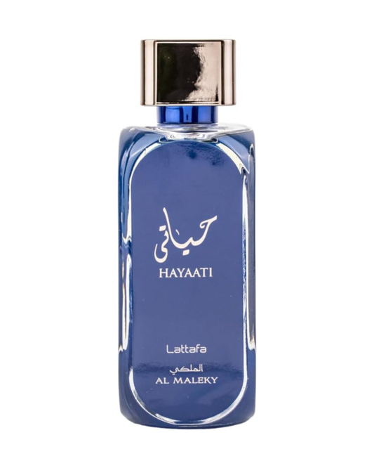 Dettaglio del flacone in vetro blu intenso del profumo Lattafa Hayaati Al Maleky, con calligrafia araba e tappo argentato lucido.
