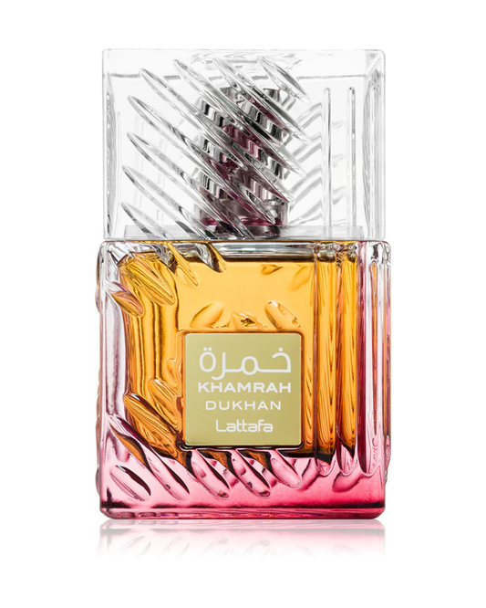 Dettaglio del massiccio flacone in vetro del profumo Lattafa Khamrah Dukhan, con liquido ambrato e base sfumata di rosso.