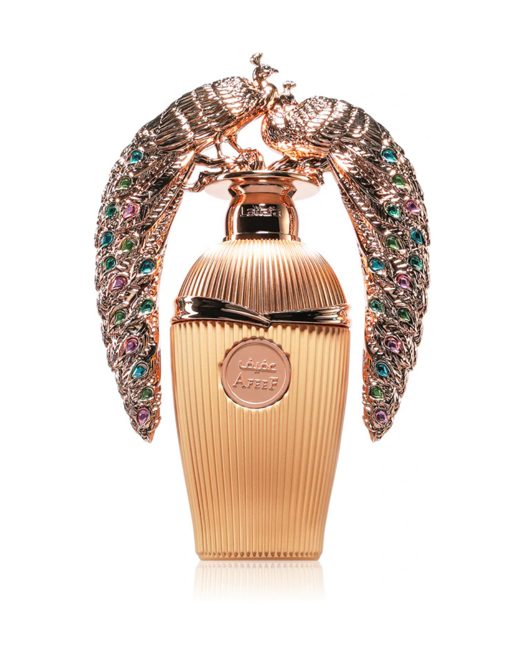 Dettaglio del lussuoso flacone dorato zigrinato del profumo Lattafa Afeef, sormontato da due sculture di pavoni con piume impreziosite da gemme colorate
