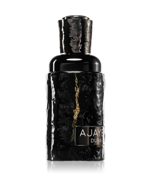 Dettaglio del flacone in vetro scuro lavorato a rilievo del profumo Lattafa Ajayeb Dubai, attraversato da un'elegante venatura dorata