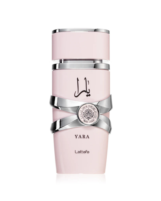 Dettaglio del flacone rosa pastello del profumo Lattafa Yara, con incrocio decorativo metallico argento