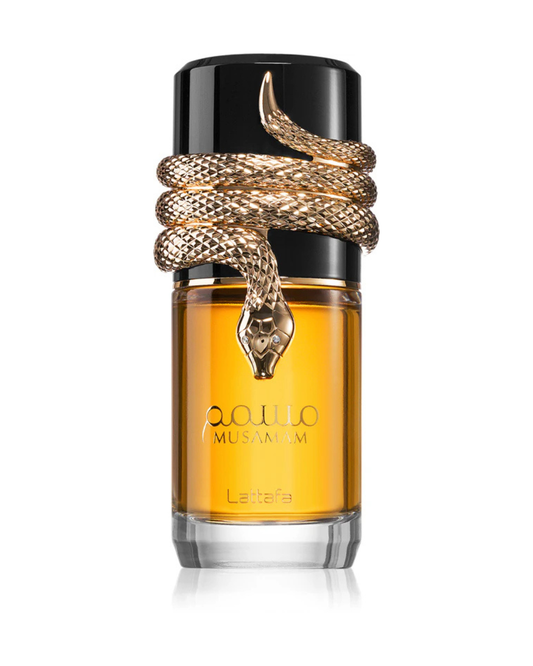 Dettaglio del flacone in vetro del profumo Lattafa Musamam, con una scultura a forma di serpente dorato dagli occhi di cristallo avvolta intorno al tappo