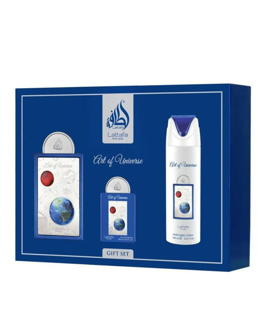 I quattro prodotti del set Lattafa Art of Universe allineati: profumo principale 100ml, miniatura 20ml, deodorante spray 200ml e vaporizzatore da viaggio ricaricabile azzurro.