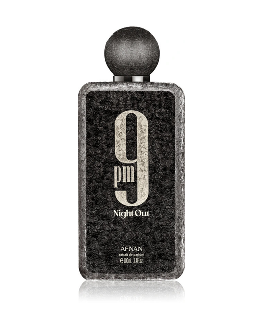 Dettaglio del flacone nero texturizzato del profumo Afnan 9pm Night Out Extrait de Parfum 100ml, fragranza di lusso degli Emirati Arabi Uniti.