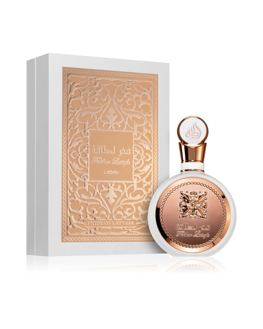 Profumo donna Fakhar Rose di Lattafa. Vista completa con l'elegante scatola bianca e oro rosa, accanto al flacone circolare decorato