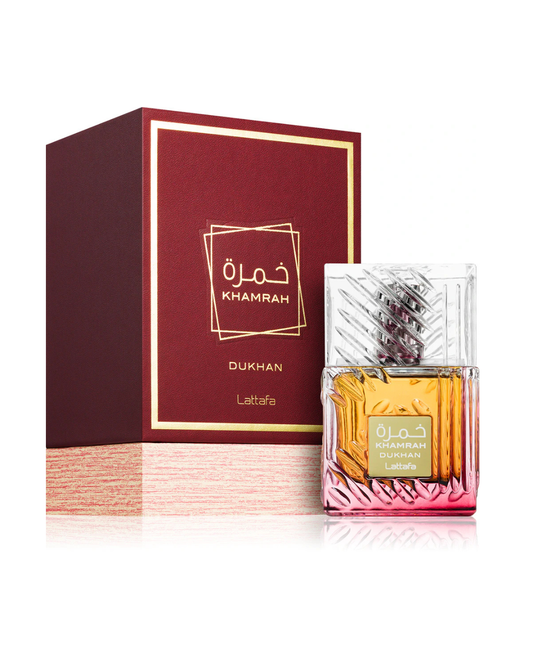 Profumo unisex Khamrah Dukhan di Lattafa. Vista completa con elegante scatola bordeaux e oro, e flacone in vetro lavorato a rilievo.
